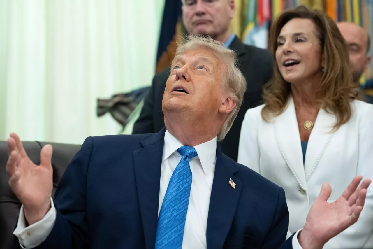 WASHINGTON, DC (Washington, DC,), 10/06/2026.- US President Donald Trump gives remarks during a signing ceremony for the “Secure America Act” in the Oval Office of the White House in Washington, DC, USA, 10 June 2026. The act requires proof of citizenship to register to vote. EFE/EPA/AARON SCHWARTZ / POOL
