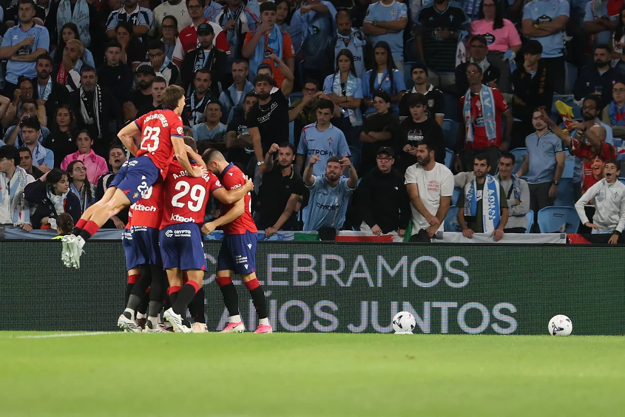VIGO (PONTEVEDRA), 27/08/2026.- Los jugadores de Osasuna celebran el gol de Ante Budimir durante el partido correspondiente a la primera jornada de la Liga EA Sports jugado entre Celta de Vigo y Osasuna este jueves en el estadio de Balaídos, en Vigo. EFE/Salvador Sas
