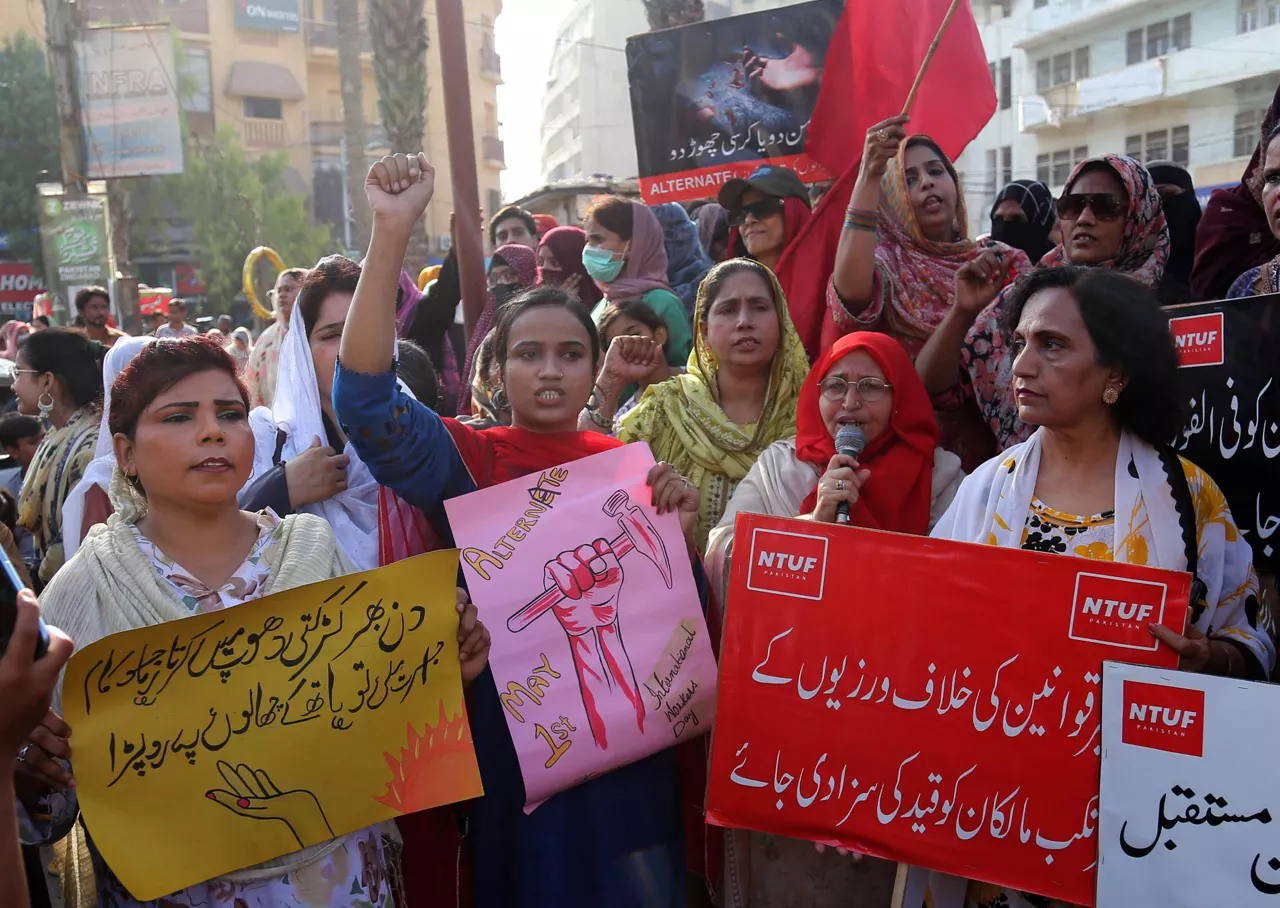 KARACHI (Pakistan), 01/05/2026.- Activists of the National Trade Union Federation of Pakistan (NTUF) rally to mark International Workers' Day in Karachi, Pakistan, 01 May 2026. Labor Day, or May Day, observed annually around the globe on 01 May, celebrates laborers, their rights, achievements, and contributions to society. The theme for International Labor Day 2026 is 'Ensuring a Healthy Psychosocial Working Environment'. EFE/EPA/REHAN KHAN
