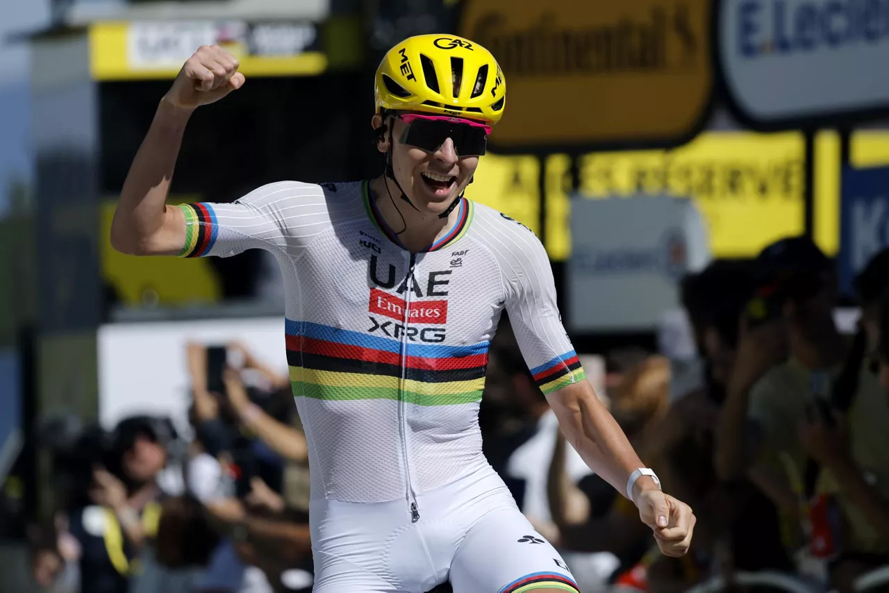 PYRENEES-ORIENTALES (France), 06/07/2026.- Slovenian cyclist Tadej Pogacar of UAE Team Emirates XRG celebrates at the finish line after winning Stage 3 of the Tour de France, a 195.9 km route from Granollers, Spain to Les Angles, France, 06 July 2026. (Ciclismo, Francia, España) EFE/EPA/GUILLAUME HORCAJUELO
