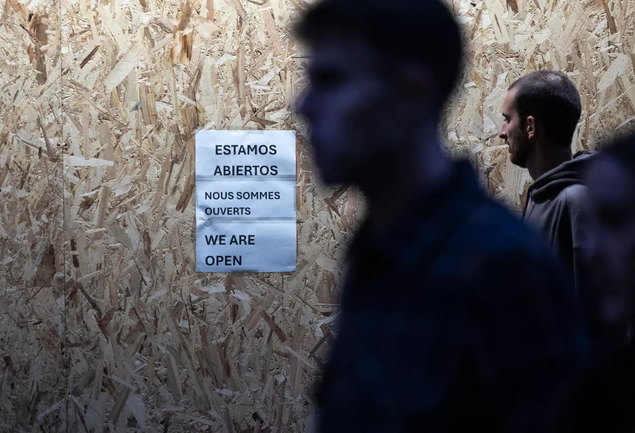 SAN SEBASTIÁN, 31/10/2026.- Vista de un comercio del centro de San Sebastián este sábado con protecciones en los escaparates para prevenir posibles saqueos, los comerciantes piden protección policial ante la incertidumbre surgida por las alertas de posibles actos vandálicos del fenómeno 'Blocus' en la capital guipuzcoana. EFE/ Javier Etxezarreta
