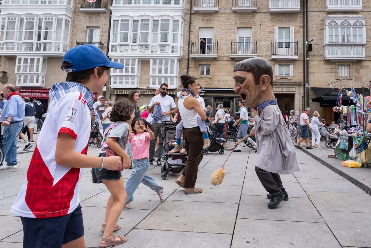 (Foto de ARCHIVO)

Comparsas de gigantes y cabezudos durante las fiestas de ‘La Blanca’ 2026, a 5 de agosto de 2026, en Vitoria-Gasteiz, Álava, País Vasco (España). Las fiestas de Vitoria en honor a la Virgen Blanca celebran hoy, 5 de agosto, su día grande, en el que tiene lugar la ofrenda floral y aurresku. Además, hay comparsas de gigantes y cabezudos, conciertos, exhibiciones deportivas y otras actividades.



Iñaki Berasaluce / Europa Press

05/8/2026