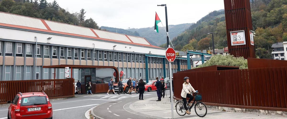 GRAFCAV5266. BEASAIN (GIPUZKOA) (ESPAÑA), 15/10/2025.- Trabajadores de la empresa CAF de Beasain (Gipuzkoa), salen de la fábrica para secundar la jornada de paros convocada para este miércoles por los sindicatos vascos en solidaridad con Palestina. Fuentes de LAB han valorado el paro como "mayoritario o total" en empresas como CAF o Indar (Beasain), Jaso (Itsasondo), o Biele (Azpeitia). EFE/Juan Herrero
