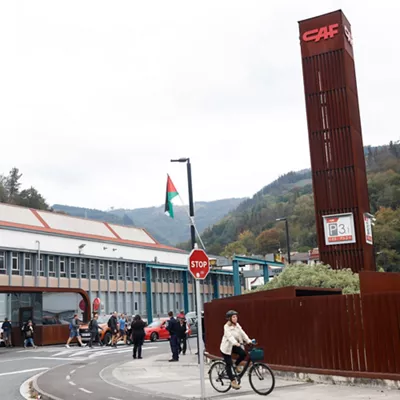 GRAFCAV5266. BEASAIN (GIPUZKOA) (ESPAÑA), 15/10/2025.- Trabajadores de la empresa CAF de Beasain (Gipuzkoa), salen de la fábrica para secundar la jornada de paros convocada para este miércoles por los sindicatos vascos en solidaridad con Palestina. Fuentes de LAB han valorado el paro como "mayoritario o total" en empresas como CAF o Indar (Beasain), Jaso (Itsasondo), o Biele (Azpeitia). EFE/Juan Herrero
