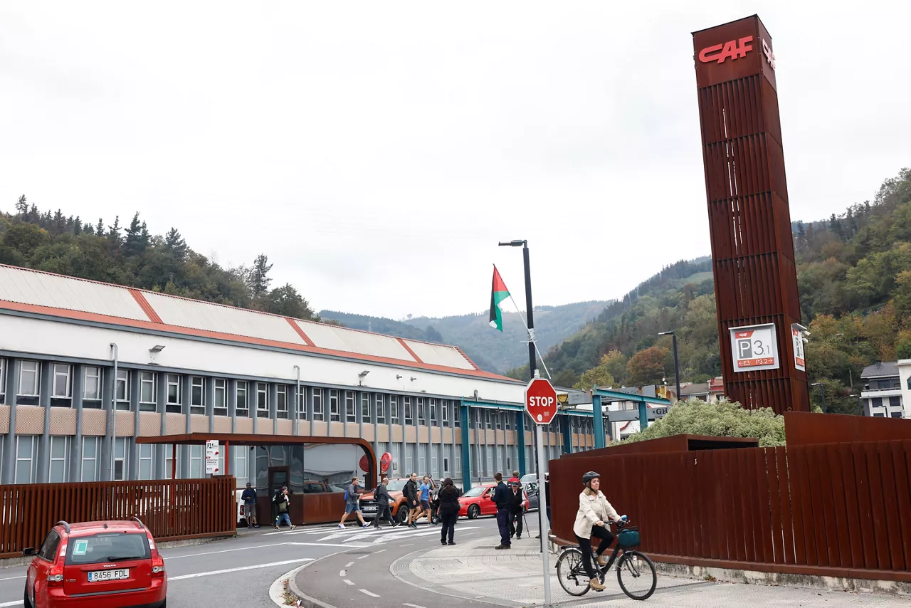 GRAFCAV5266. BEASAIN (GIPUZKOA) (ESPAÑA), 15/10/2025.- Trabajadores de la empresa CAF de Beasain (Gipuzkoa), salen de la fábrica para secundar la jornada de paros convocada para este miércoles por los sindicatos vascos en solidaridad con Palestina. Fuentes de LAB han valorado el paro como "mayoritario o total" en empresas como CAF o Indar (Beasain), Jaso (Itsasondo), o Biele (Azpeitia). EFE/Juan Herrero
