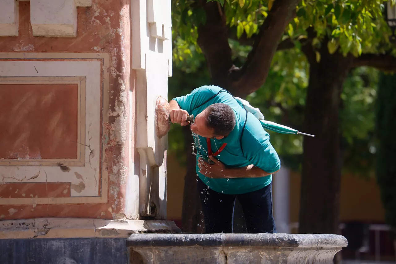 CÓRDOBA, 20/06/2026.- Una persona se refresca en una de las fuentes del patio de los naranjos de la Mezquita-Catedral de Córdoba. Siete Comunidades -Andalucía, Aragón, Baleares, Cantabria, Castilla y León, Cataluña y País Vasco- están hoy en aviso naranja (peligro importante) por temperaturas de hasta 40 grados, lluvias y tormentas y otras siete en amarillo (riesgo para ciertas actividades). EFE/ Salas
