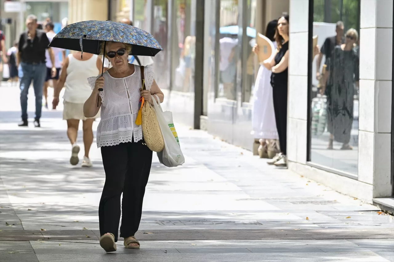 (Foto de ARCHIVO)

Varias personas caminan por la calle, a 22 de julio de 2026, en Murcia, Región de Murcia (España).  La Agencia Estatal de Meteorología (Aemet) ha establecido aviso naranja en toda la Región de Murcia desde las 13.00 hasta las 21.00 horas por altas temperaturas. En el Campo de Cartagena y Mazarrón el aviso será amarillo en el mismo horario.



Kiko Asunción / Europa Press

22 JULIO 2026 OLA DE CALOR;CLIMA;VERANO

22/7/2026