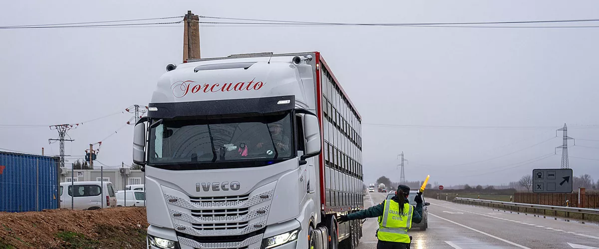 SORIA, 23/01/2026.- La Guardia Civil para a camiones y vehículos pesados en la N-122 PK 158 en Vadocondes sentido Soria, con motivo del temporal. EFE/ Paco Santamaría
