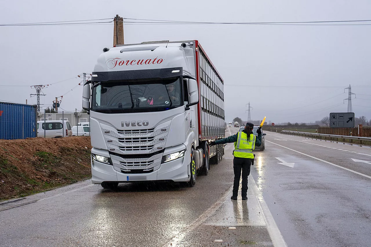 SORIA, 23/01/2026.- La Guardia Civil para a camiones y vehículos pesados en la N-122 PK 158 en Vadocondes sentido Soria, con motivo del temporal. EFE/ Paco Santamaría
