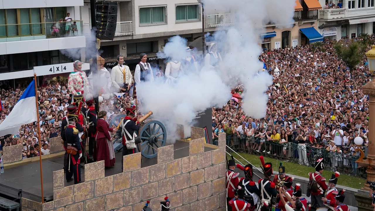 (Foto de ARCHIVO)

Varias personas durante el cañonazo de las fiestas de San Sebastián, en los jardines de Alderdi Eder, a 9 de agosto de 2025, en San Sebastián, Guipúzcoa, País Vasco (España). El cañonazo es el referente para el arranque de una semana que donostiarras y visitantes disfrutan cada vez con mayor participación. Desde 1993, el primer día de la Semana Grande, la persona que encarna la figura del Artillero Mayor es la encargada de prender la mecha dando así comienzo a ocho días de fiesta en San Sebastián.



Unanue / Europa Press

09 AGOSTO 2025;CAÑONAZO;EUSKADI;SAN SEBASTIÁN;FIESTAS;ARRANQUE;SEMANA GRANDE;ARTILLERO;CAÑÓN;

09/8/2025
