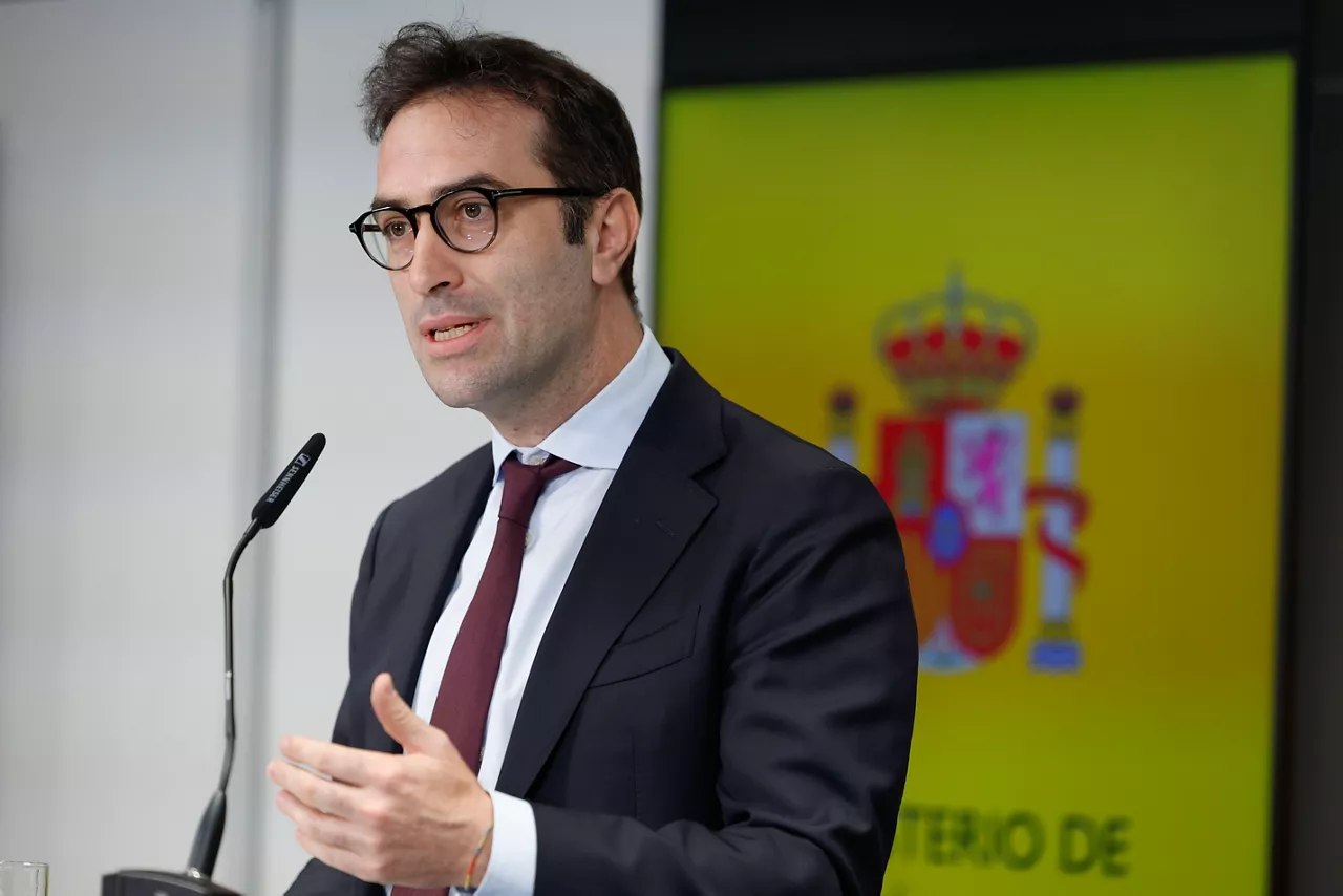 MADRID, 16/07/2025.- El ministro de Economía, Carlos Cuerpo en rueda de prensa tras la reunión mantenida este miércoles con representantes del Banco de España, el Defensor del Pueblo y las patronales AEB, CECA y Unacc, así como de asociaciones de consumidores y pensionistas, para analizar los avances en materia de inclusión financiera de la población, en especial de los mayores y  en las zonas rurales, este miércoles. EFE/Mariscal
