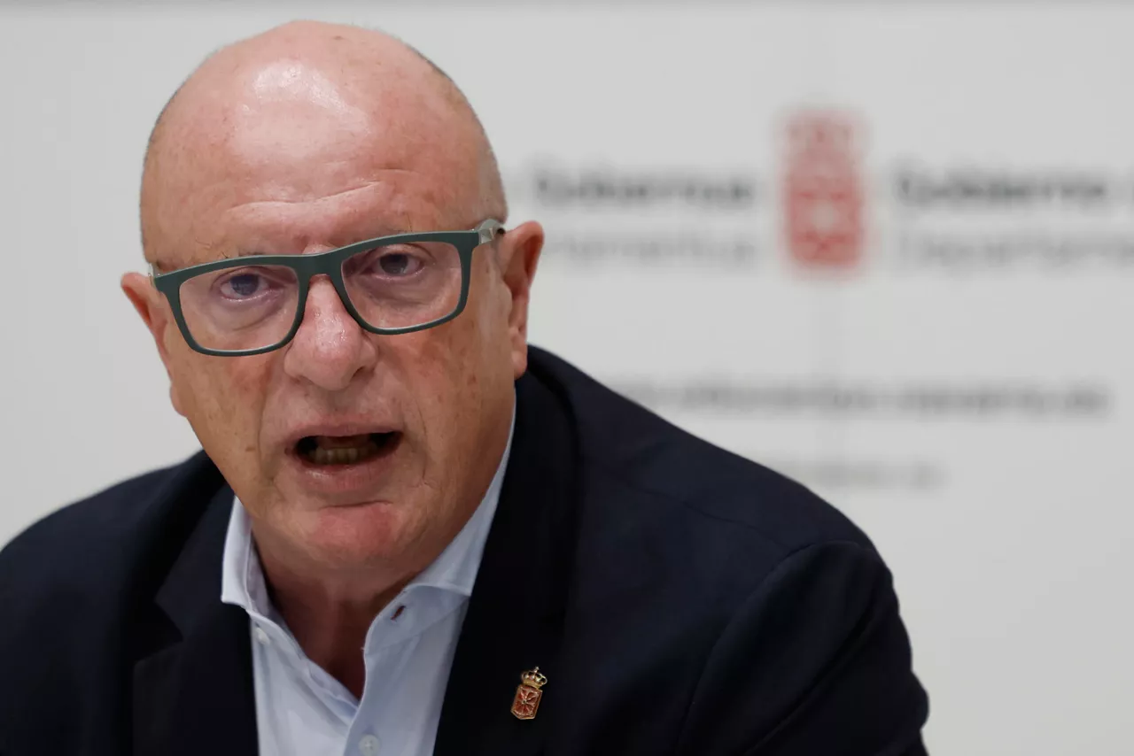 PAMPLONA, 08/09/2026.- Navarra ha obtenido unos "resultados desfavorables" en el informe PISA 2025 pero, según ha advertido el consejero de Educación del Gobierno foral, Carlos Gimeno, el descenso se registra tanto en Navarra como en España, la Unión Europea y los países de la OCDE participantes en la muestra. Los datos acusan el alto número de alumnado de origen inmigrante que ha participado en las pruebas, y también el bajo porcentaje de abandono escolar que hay en Navarra, un dato positivo pero que arrastra a la baja otros elementos, ha analizado en rueda de prensa Gimeno, en la que "en un ejercicio de transparencia" ha destacado una bajada sensible de las puntuaciones medias del alumnado en las competencias de Matemáticas, de Ciencias y de Lectura. EFE/ Jesús Diges
