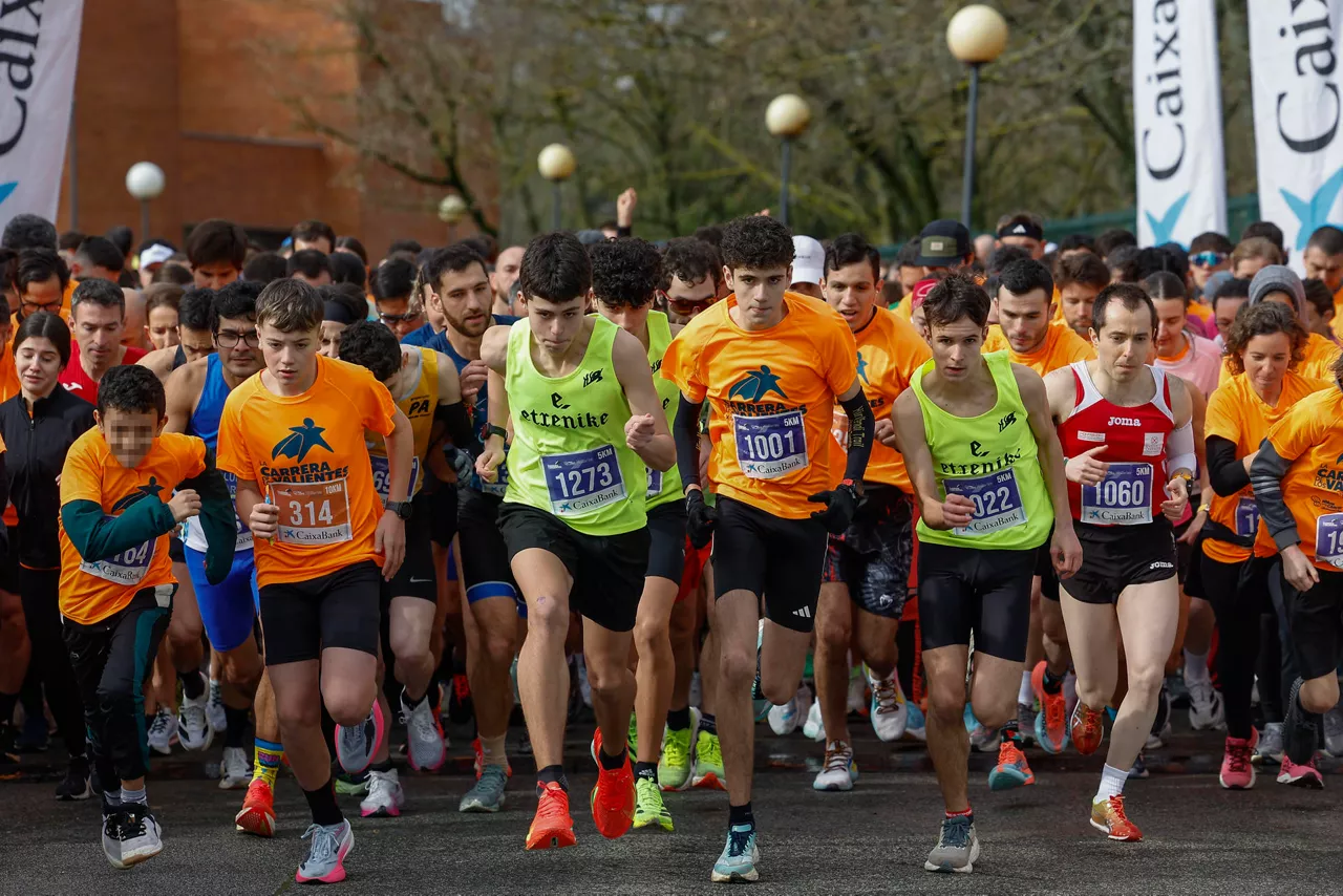 Más de 2.400 personas se han reunido este domingo el campus de la Universidad de Navarra para celebrar la décima edición de la ya tradicional 'Carrera de los Valientes'. EFE