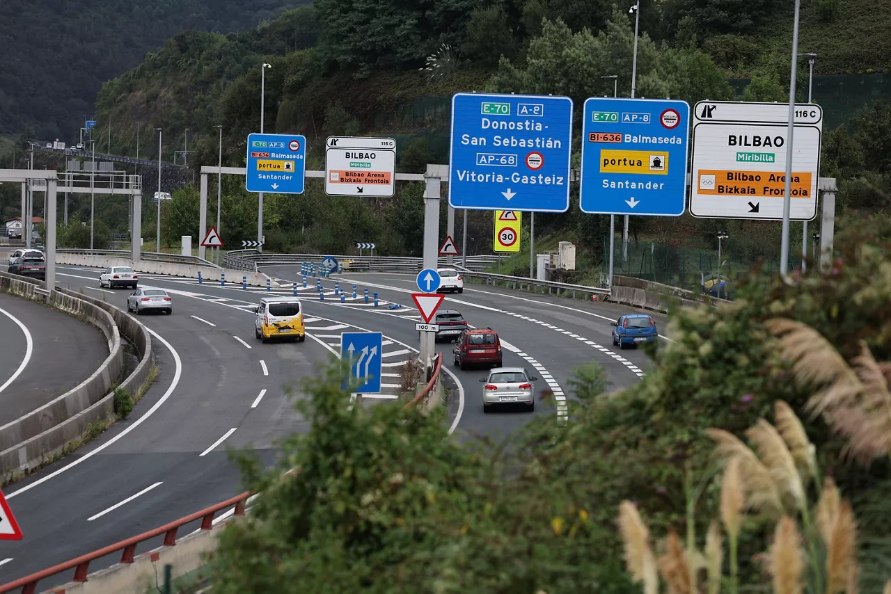GRAFCAV2108. BILBAO, 31/08/2025.-Coches circulan por la A8 a su paso por Bilbao, donde este domingo las carreteras de Euskadi presentan normalidad en la segunda jornada de la operación retorno, ya que no se han registrado retenciones de importancia ni accidentes reseñables, ha informado el Departamento vasco de Seguridad.EFE/Luis Tejido
