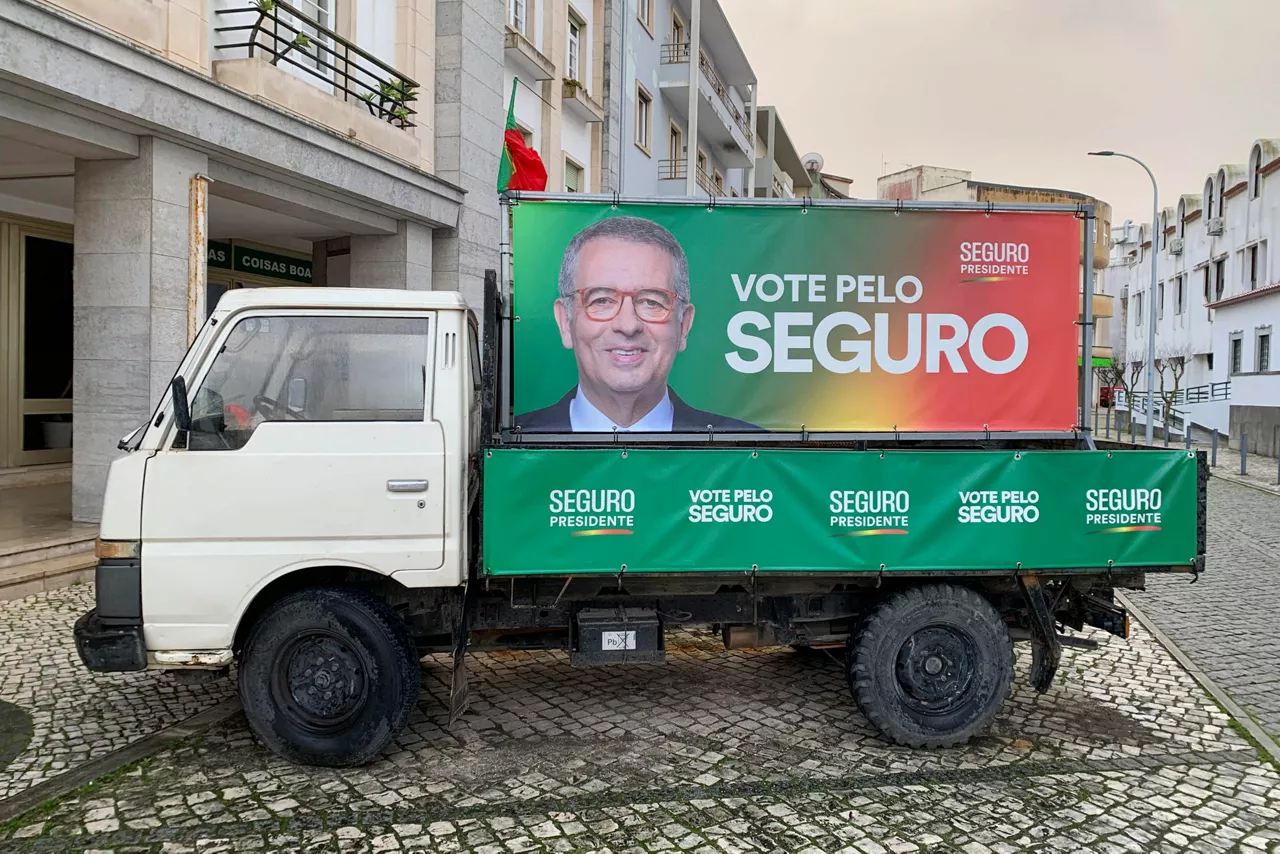 CALDAS DE RAINHA, 08/02/2026.- Freno a la ultraderecha en Portugal y "abierto y dialogante" es como los vecinos de Caldas da Rainha (Portugal) describen al candidato presidencial António José Seguro, el exministro socialista que lidera las encuestas para salir elegido este domingo como nuevo presidente del país ibérico frente al dirigente populista André Ventura. En la imagen, pancarta de apoyo al candidato y exministro socialista António José Seguro. EFE/Carlota Ciudad
