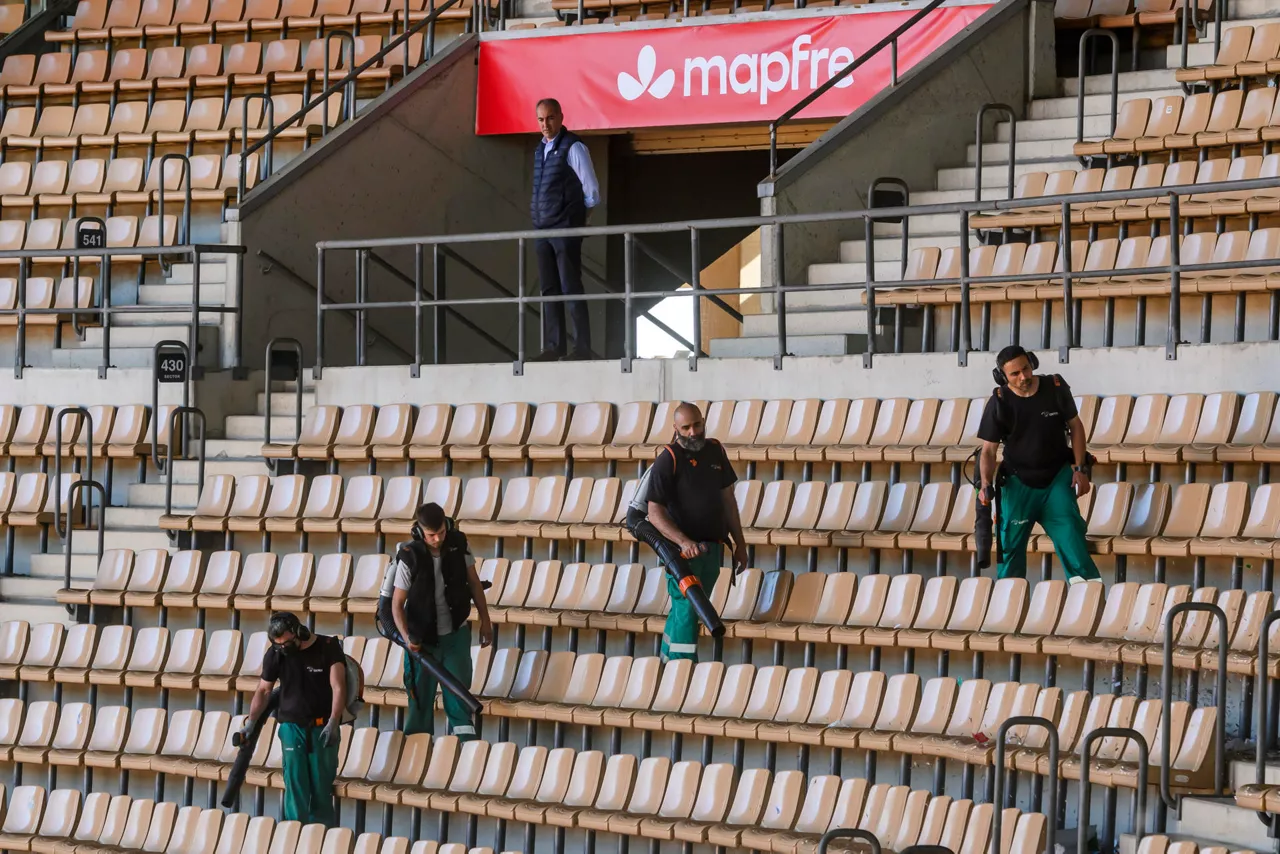 SEVILLA. 17/04/2026.- El Estadio de La Cartuja cambia su imagen por completo en una sola noche para adaptarse a las dos competiciones de fútbol que acoge en tres días, la de este jueves como sede de los cuartos de final de la Liga Europa y la del sábado, que acoge la final de la Copa del Rey. EFE/ Raúl Caro

