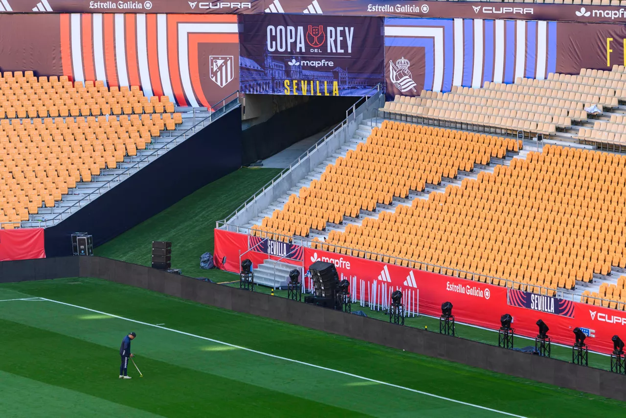 SEVILLA. 17/04/2026.- El Estadio de La Cartuja cambia su imagen por completo en una sola noche para adaptarse a las dos competiciones de fútbol que acoge en tres días, la de este jueves como sede de los cuartos de final de la Liga Europa y la del sábado, que acoge la final de la Copa del Rey. EFE/ Raúl Caro
