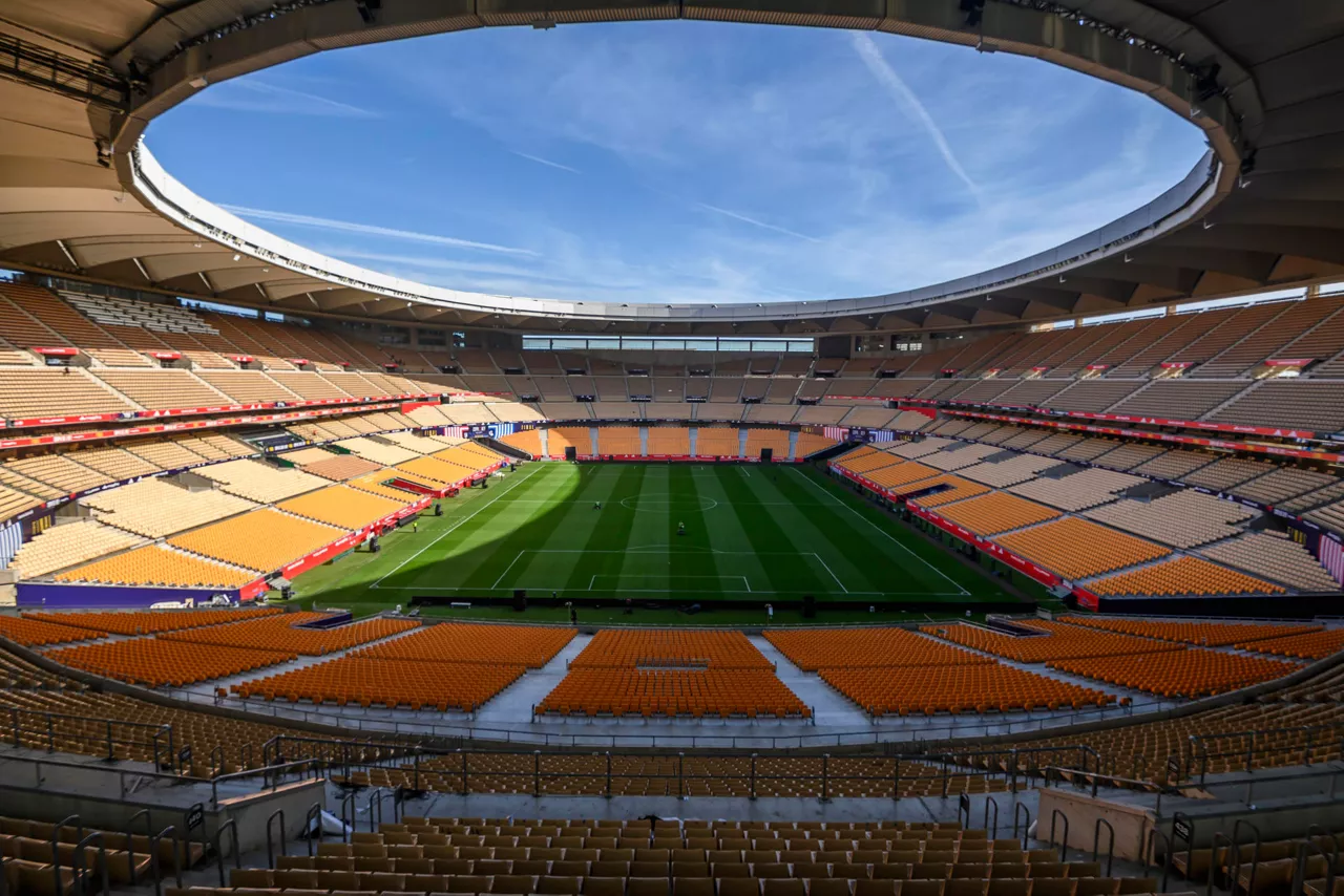 SEVILLA. 17/04/2026.- El Estadio de La Cartuja cambia su imagen por completo en una sola noche para adaptarse a las dos competiciones de fútbol que acoge en tres días, la de este jueves como sede de los cuartos de final de la Liga Europa y la del sábado, que acoge la final de la Copa del Rey. EFE/ Raúl Caro
