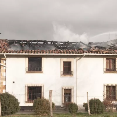 Un incendio calcina parte del tejado de un caserío en Bitoriano, en el concejo de Zuia