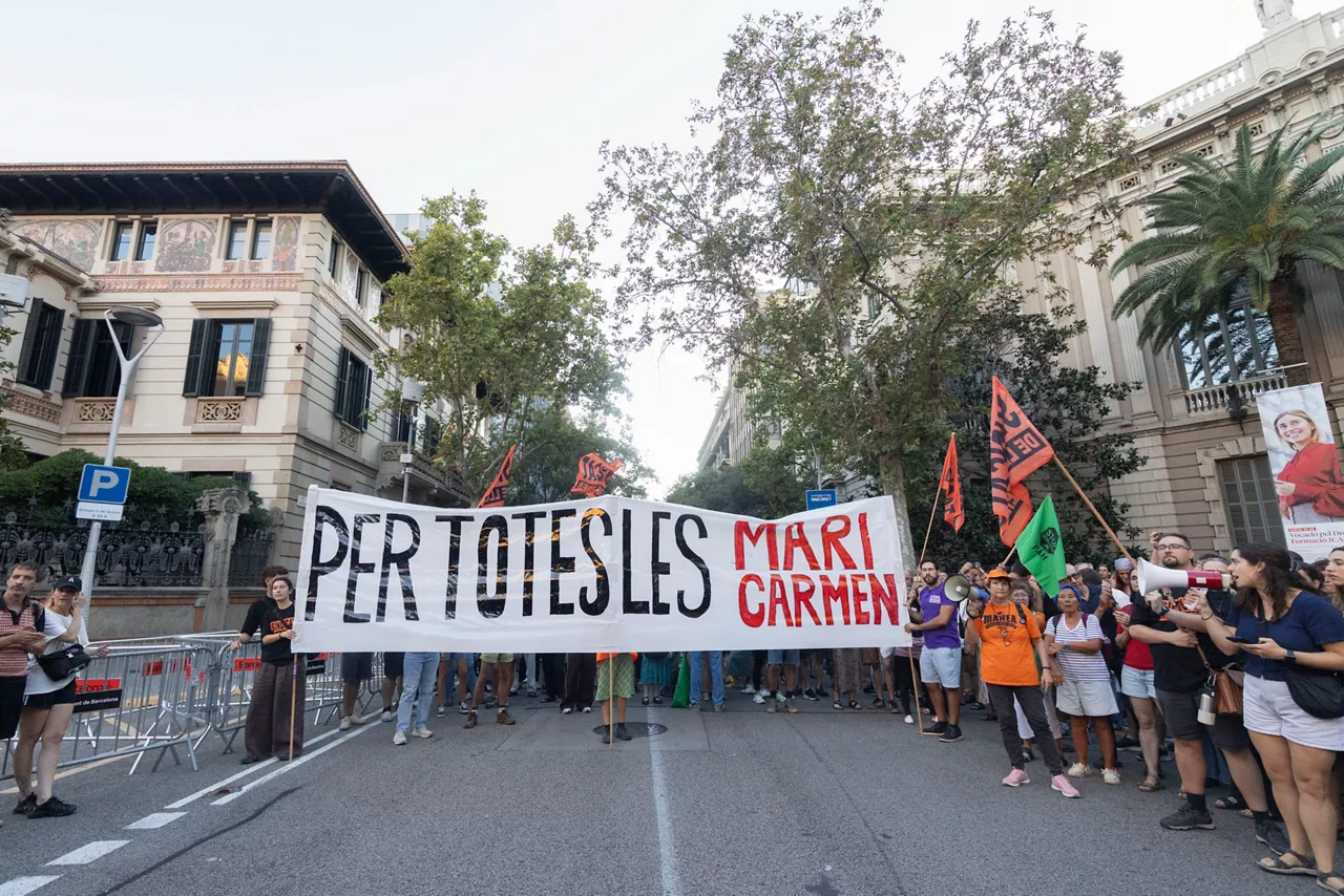 BARCELONA, 23/09/2026.- Unos centenares de personas han salido a la calle este miércoles en Barcelona al grito de "Maricarmen no estás sola" para protestar por el desahucio de esta anciana en Madrid. El Sindicat de Llogateres, el El Sindicat d’Habitatge Socialista de Catalunya (SHSC) y otras entidades han convocado una protesta en la calle Mallorca, frente a la Delegación del Gobierno en Cataluña, tras el desahucio de Maricarmen, una mujer de 87 años con discapacidad que residía desde hace siete décadas en una vivienda de la calle Alcalde Sáinz de Baranda de Madrid. EFE/Marta Pérez
