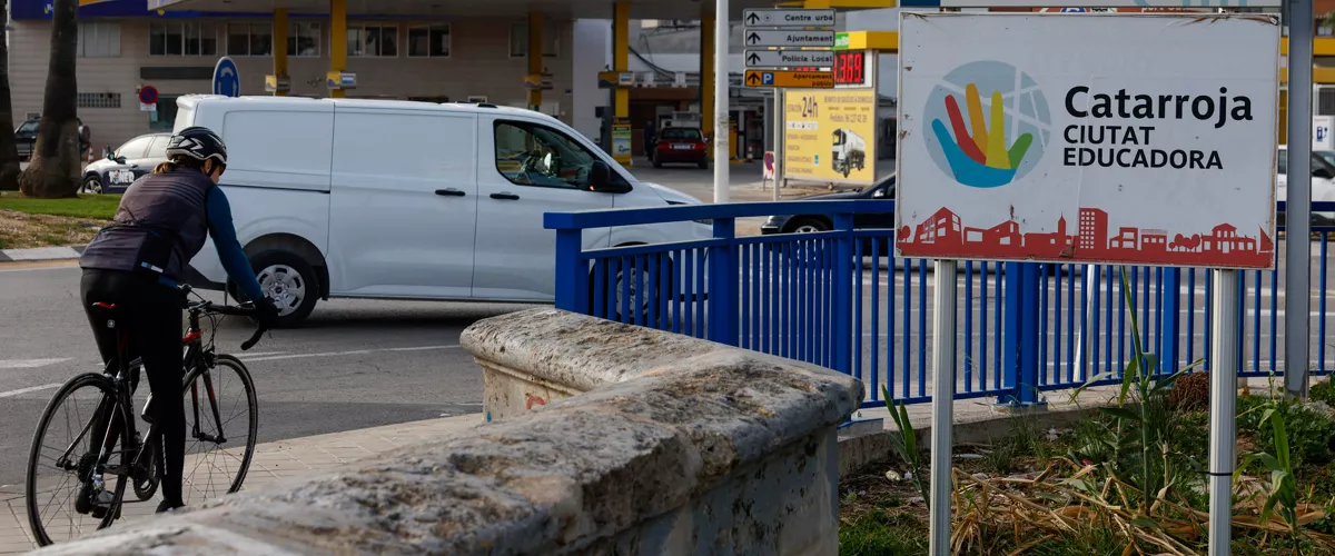 CATARROJA (VALENCIA), 10/12/2025.- Vista de uno de los accesos a la localidad de Catarroja, este miércoles. Una mujer de 43 años ha fallecido en la UCI de un hospital tres días después de ingresar por la agresión que sufrió supuestamente a manos de su pareja en Catarroja (Valencia), quien fue detenido y quedó en libertad con medidas cautelares antes del fallecimiento de la víctima, según han informado a EFE fuentes de la Guardia Civil. Tras la agresión, que se produjo la madrugada del viernes al sábado pasado en un domicilio de Catarroja, la mujer fue trasladada a un centro hospitalario y la policía judicial de Alfafar, que se hizo cargo a de la investigación, detuvo a su pareja. EFE/Kai Forsterling
