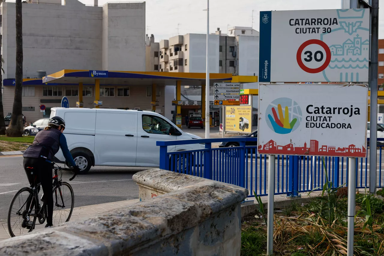 CATARROJA (VALENCIA), 10/12/2025.- Vista de uno de los accesos a la localidad de Catarroja, este miércoles. Una mujer de 43 años ha fallecido en la UCI de un hospital tres días después de ingresar por la agresión que sufrió supuestamente a manos de su pareja en Catarroja (Valencia), quien fue detenido y quedó en libertad con medidas cautelares antes del fallecimiento de la víctima, según han informado a EFE fuentes de la Guardia Civil. Tras la agresión, que se produjo la madrugada del viernes al sábado pasado en un domicilio de Catarroja, la mujer fue trasladada a un centro hospitalario y la policía judicial de Alfafar, que se hizo cargo a de la investigación, detuvo a su pareja. EFE/Kai Forsterling
