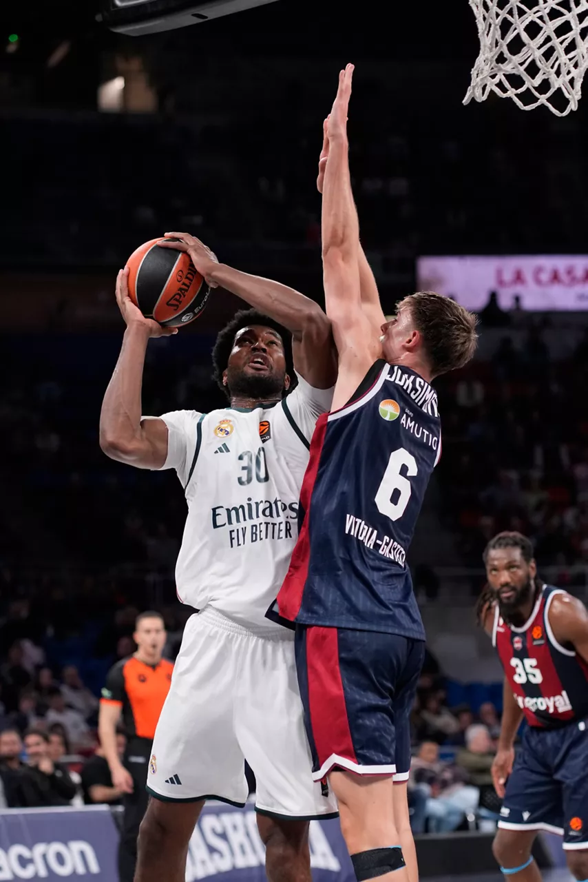 Vitoria, 27/10/2026.- El pivot estadounidense del Real Madrid, Damian Jones (i), con el balón ante la defensa del ala-pivot esloveno de Baskonia, Stefan Joksimovic, durante el encuentro de la jornada 8 de la Euroliga que disputan este lunes Baskonia y Real Madrid en el pabellón Fernando Buesa Arena de Vitoria. EFE / ADRIAN RUIZ HIERRO
