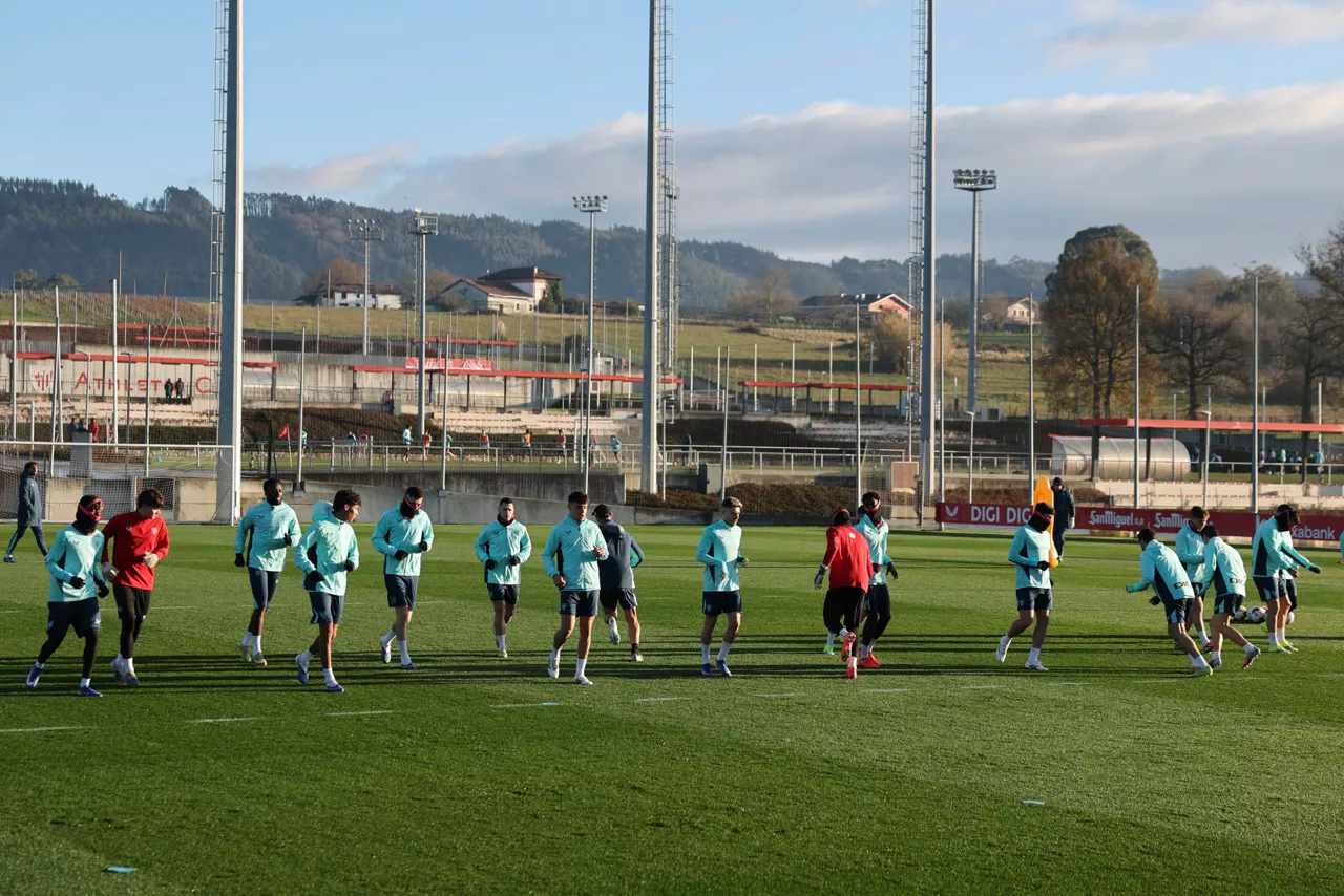 LEZAMA (BIZKAIA), 05/01/2026.- Los jugadores del Athletic de Bilbao preparan la Supercopa de España que disputa en Arabia y en la que se medirá en la primera semifinal el miércoles al Barcelona en el King Abdullah Sports City de Yeda.EFE/Luis Tejido
