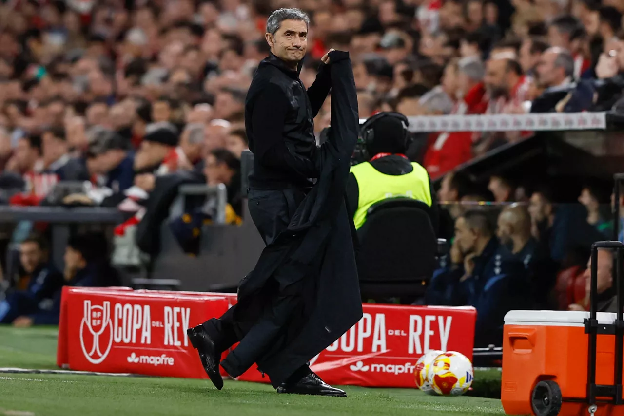 BILBAO, 11/02/2026.- El entrenador del Athletic, Ernesto Valverde, antes del partido de ida de la semifinales de la Copa del Rey que Athletic Club y Real Sociedad disputan este miércoles en el estadio de San Mamés, en Bilbao. EFE/Miguel Toña
