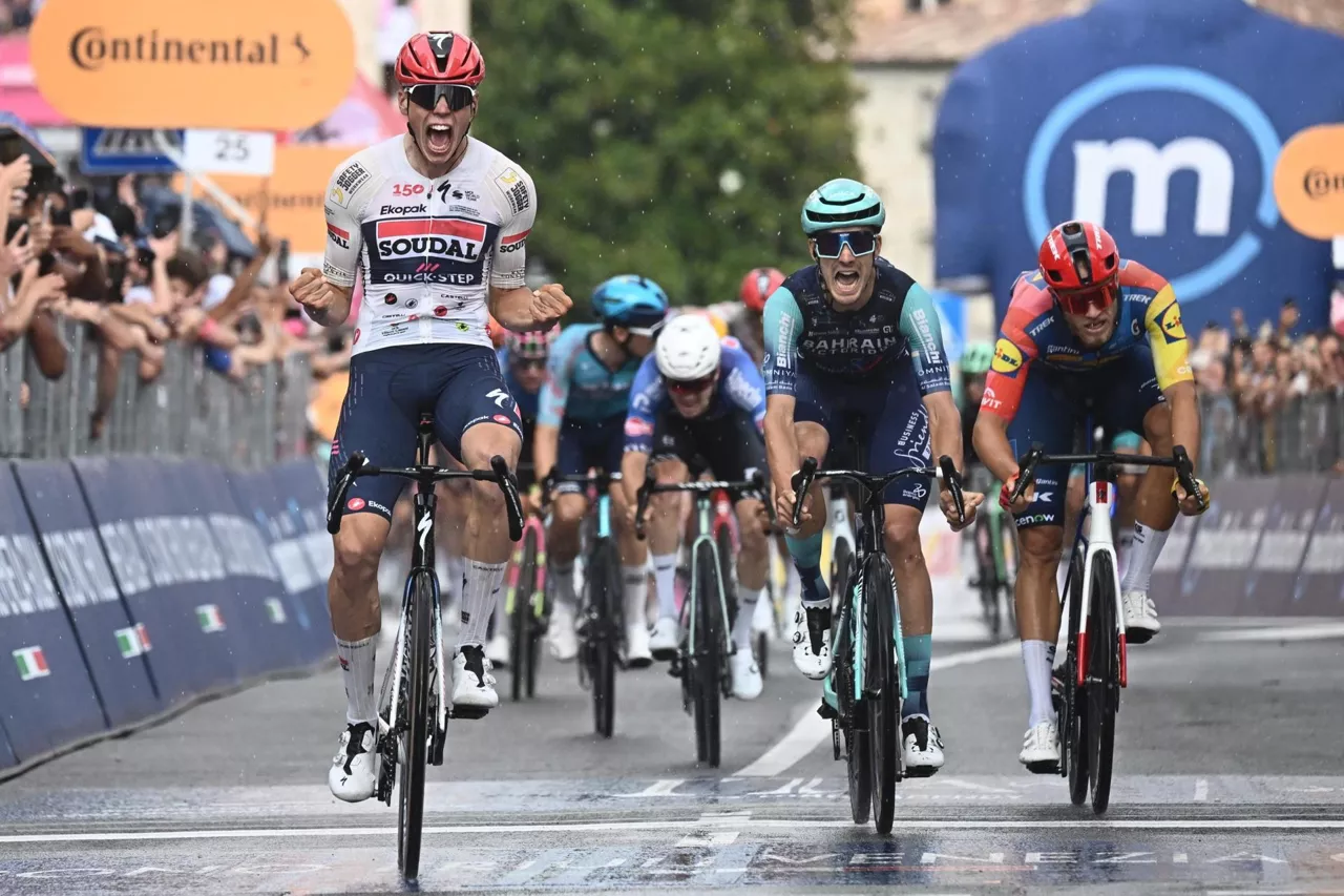 PIEVE DI SOLIGO (Italy), 28/05/2026.- French rider Paul Magnier of Soudal Quick-Step Team celebrates crossing the finish line to win the 18th stage of the 109 Giro d'Italia 2026, a 171 km race from Fai Della Paganella to Pieve di Soligo, Italy, 28 May 2026. (Ciclismo, Italia) EFE/EPA/LUCA ZENNARO
