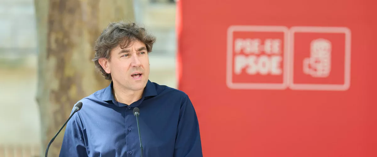 VITORIA, 30/05/2026.- El Secretario general de los socialistas vascos, Eneko Andueza, interviene durante el acto que el Partido Socialista de Euskadi ha realizado, este sábado en Vitoria, en homenaje a Fernando Buesa, político asesinado por la banda terrorista ETA, en el ochenta aniversario de su nacimiento. EFE/ Adrian Ruiz Hierro
