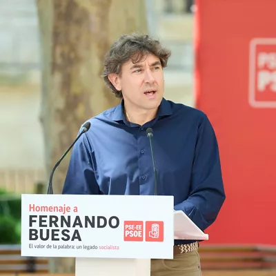 VITORIA, 30/05/2026.- El Secretario general de los socialistas vascos, Eneko Andueza, interviene durante el acto que el Partido Socialista de Euskadi ha realizado, este sábado en Vitoria, en homenaje a Fernando Buesa, político asesinado por la banda terrorista ETA, en el ochenta aniversario de su nacimiento. EFE/ Adrian Ruiz Hierro
