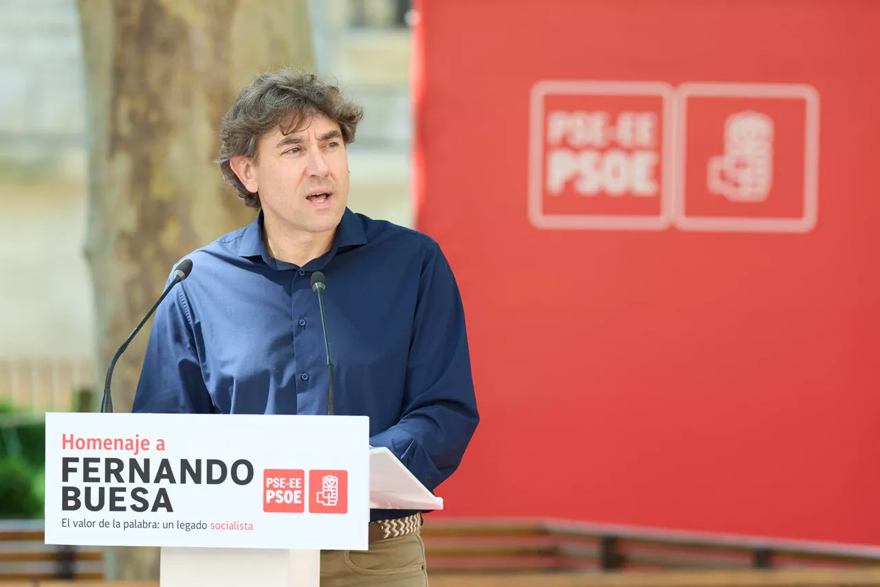 VITORIA, 30/05/2026.- El Secretario general de los socialistas vascos, Eneko Andueza, interviene durante el acto que el Partido Socialista de Euskadi ha realizado, este sábado en Vitoria, en homenaje a Fernando Buesa, político asesinado por la banda terrorista ETA, en el ochenta aniversario de su nacimiento. EFE/ Adrian Ruiz Hierro
