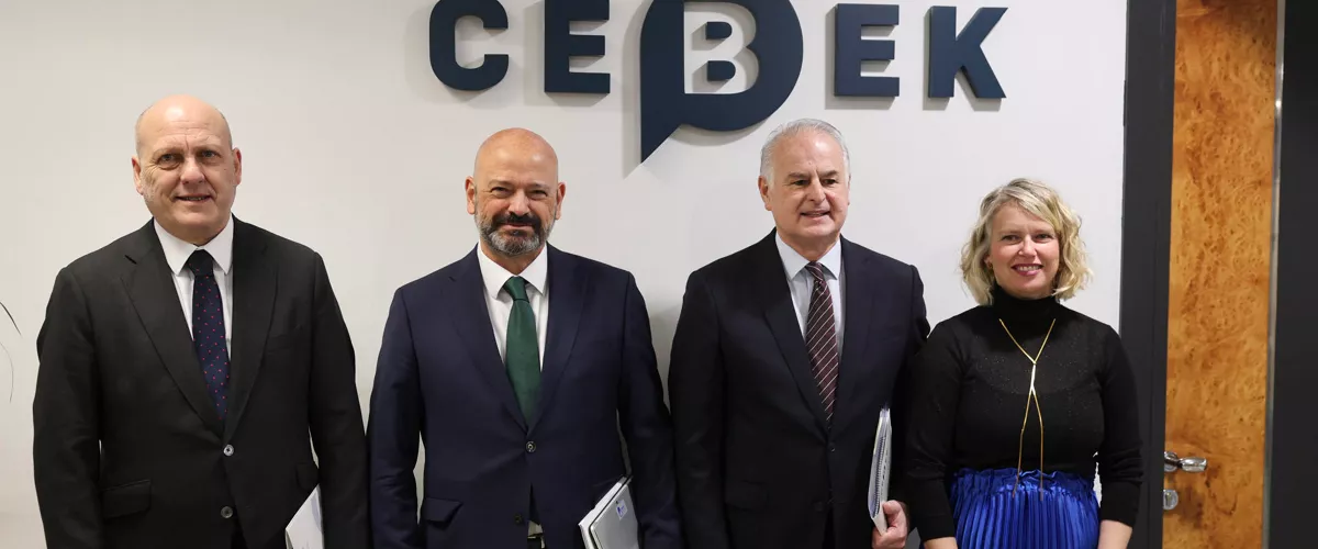 GRAFCAV9386. BILBAO, 03/02/2026.-El presidente de la Confederación Empresarial de Bizkaia (CEBEK), Guillermo Buces, (2i) junto a los directivos de esta patronal, Asier Atutxa, Francisco Javier Azpiazu y Ángela Fernández ( i a d) este martes en la presentación de los resultados de la encuesta realizada a empresas durante el mes de enero, sobre sus previsiones para 2026.EFE/Luis Tejido
