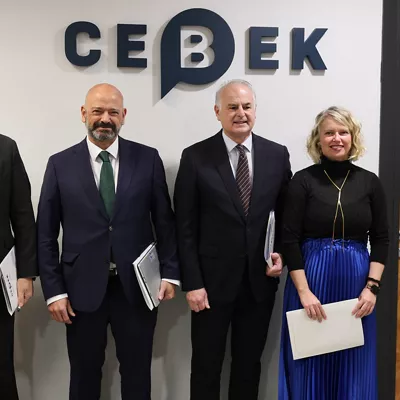 GRAFCAV9386. BILBAO, 03/02/2026.-El presidente de la Confederación Empresarial de Bizkaia (CEBEK), Guillermo Buces, (2i) junto a los directivos de esta patronal, Asier Atutxa, Francisco Javier Azpiazu y Ángela Fernández ( i a d) este martes en la presentación de los resultados de la encuesta realizada a empresas durante el mes de enero, sobre sus previsiones para 2026.EFE/Luis Tejido
