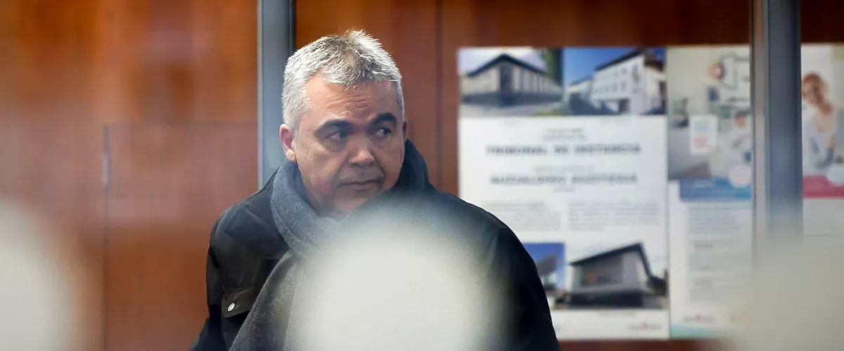 TAFALLA (NAVARRA), 15/12/2025.- El exsecretario de Organización del PSOE Santos Cerdán a su salida este lunes del Juzgado de Primera Instancia de Tafalla (Navarra), tras cumplir con la comparecencia quincenal impuesta por el juez del Tribunal Supremo Leopoldo Puente. EFE/Villar López
