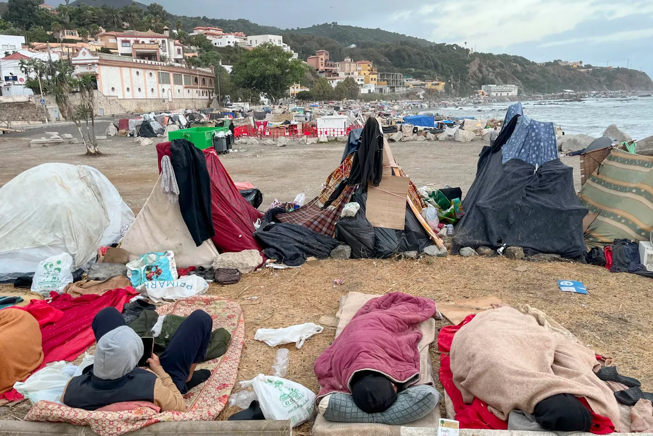 CEUTA, 20/09/2026.- Amanece este domingo en la playa del Trampolín en Ceuta. Varios miles de personas que entraron masivamente a la ciudad continúan acampados en las playas de Benítez y Trampolín a la espera de nuevos centros de acogida en Ceuta. EFE/Reduan
