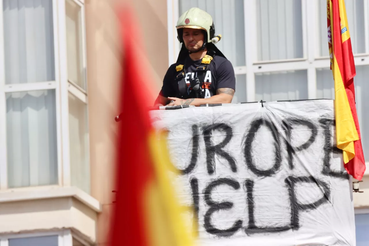 CEUTA, 31/08/2026.- Los bomberos de Ceuta han convocado una concentración este lunes ante la sede de la Delegación del Gobierno que pretende reunir a todos los servicios de primera línea de la ciudad para reclamar "medios, recursos y soluciones" por la crisis que afecta a la autonomía ceutí. EFE/Reduan

