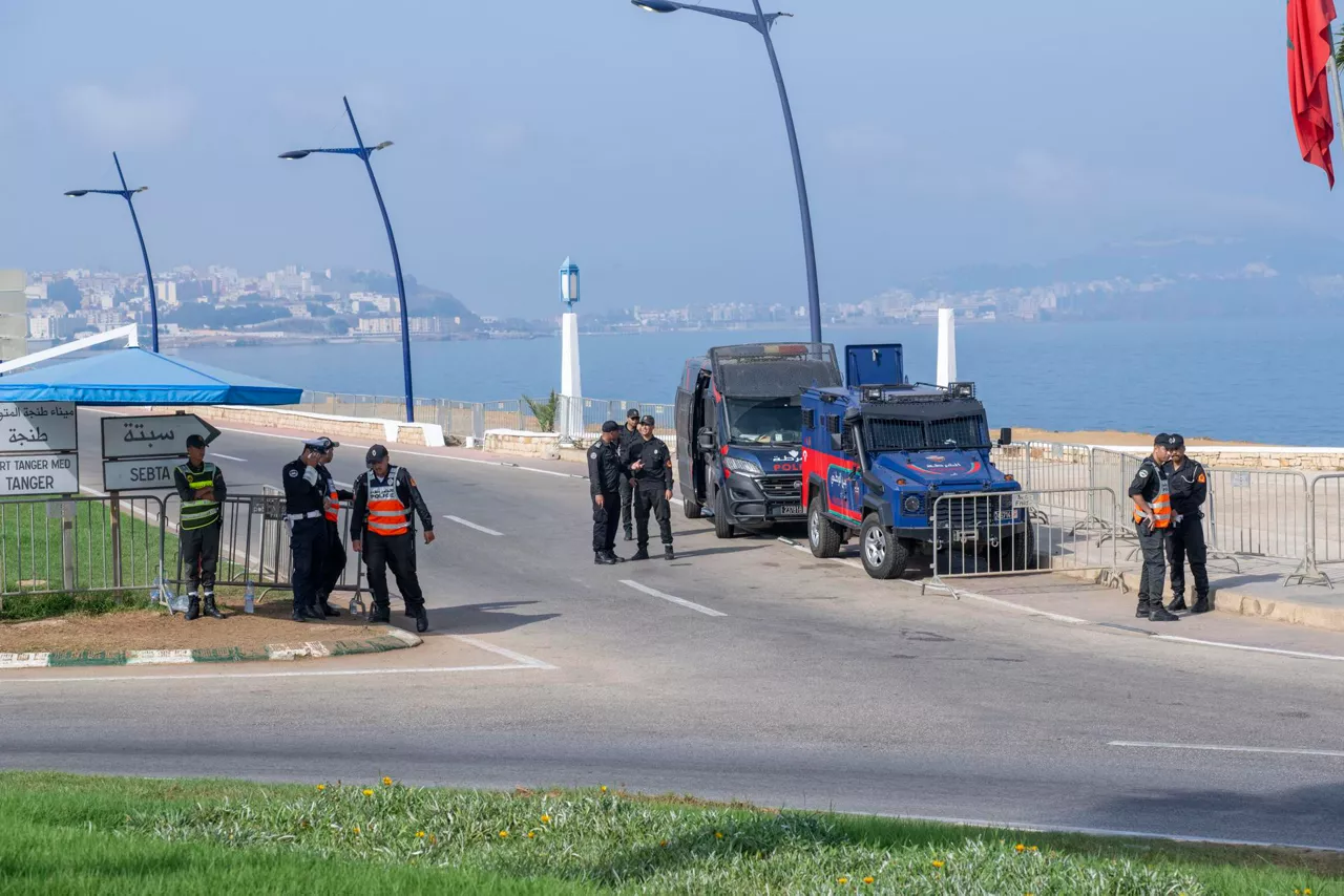 Fnideq (Morocco), 14/08/2026.- Police establish a checkpoint at the entrances to the Bab Sebta border crossing to prohibit access to Ceuta, in Fnideq, Morocco, 14 August 2026. Only individuals with authorization to enter the Spanish enclave of Ceuta are allowed to pass through. These measures are being implemented as the Ministry of the Interior reported detecting anonymous calls on social media urging a mass illegal crossing into Ceuta and Melilla on 15 August. (Marruecos) EFE/EPA/JALAL MORCHIDI
