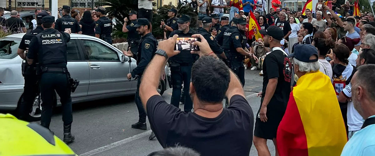 CEUTA (ESPAÑA), 20/09/2026.- Al menos una persona ha sido retenida en un vehículo policial a raíz de los altercados registrados esta tarde a la salida del puerto de Ceuta, donde varias decenas de personas se han concentrado coincidiendo con la llegada a la ciudad autónoma de integrantes del colectivo ‘Negu Gorriak/Derecho a Techo’. A través de redes sociales, varios grupos de ceutíes se habían convocado a la salida de vehículos del puerto para expresar su rechazo a la llegada de este grupo que consideran vinculado a la izquierda radical. EFE/ Roberto Ruiz Oliva

