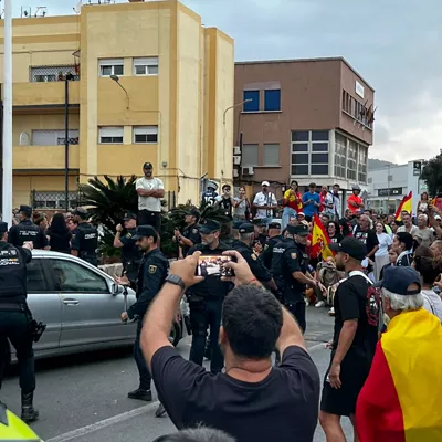 CEUTA (ESPAÑA), 20/09/2026.- Al menos una persona ha sido retenida en un vehículo policial a raíz de los altercados registrados esta tarde a la salida del puerto de Ceuta, donde varias decenas de personas se han concentrado coincidiendo con la llegada a la ciudad autónoma de integrantes del colectivo ‘Negu Gorriak/Derecho a Techo’. A través de redes sociales, varios grupos de ceutíes se habían convocado a la salida de vehículos del puerto para expresar su rechazo a la llegada de este grupo que consideran vinculado a la izquierda radical. EFE/ Roberto Ruiz Oliva
