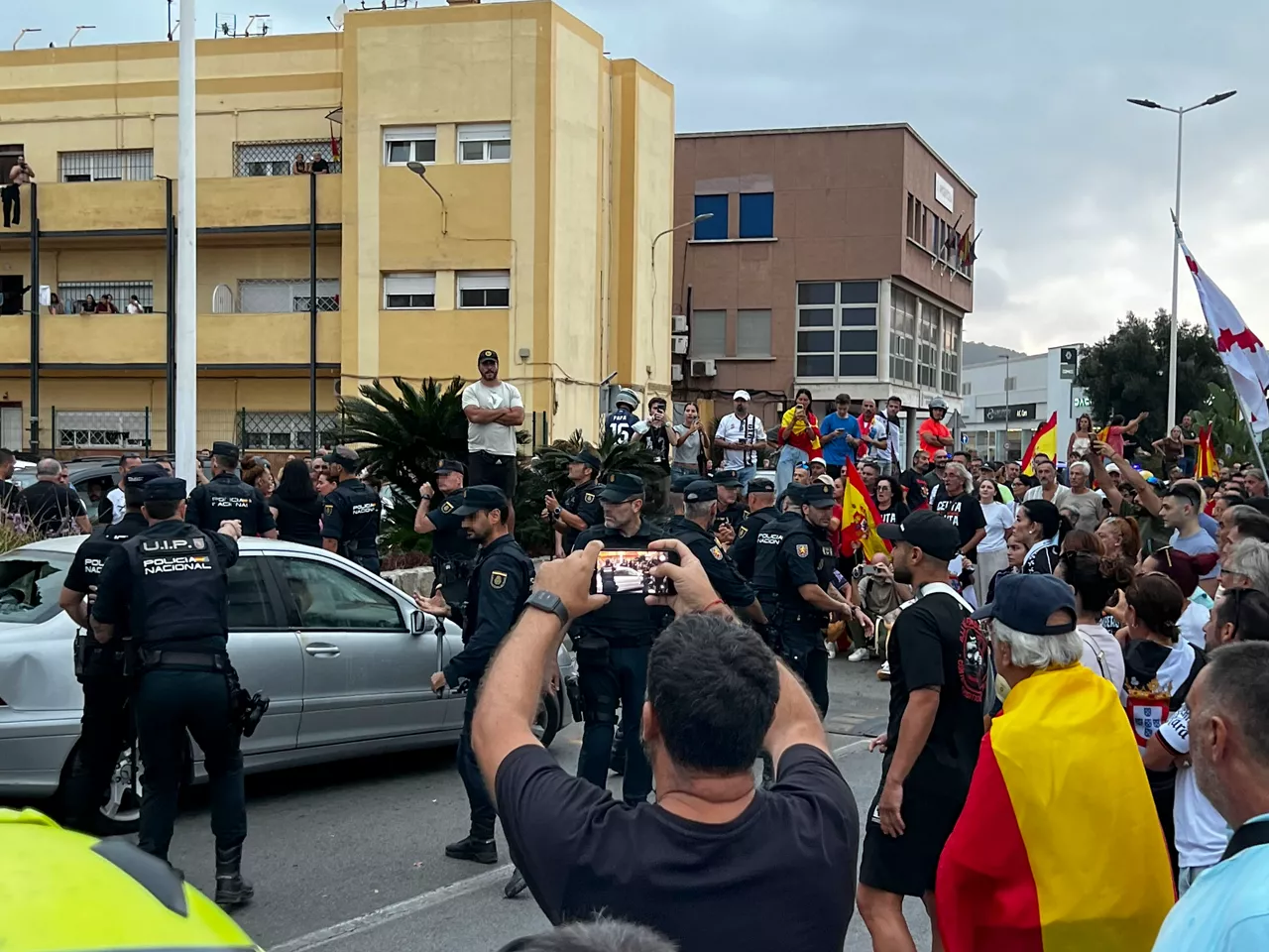 CEUTA (ESPAÑA), 20/09/2026.- Al menos una persona ha sido retenida en un vehículo policial a raíz de los altercados registrados esta tarde a la salida del puerto de Ceuta, donde varias decenas de personas se han concentrado coincidiendo con la llegada a la ciudad autónoma de integrantes del colectivo ‘Negu Gorriak/Derecho a Techo’. A través de redes sociales, varios grupos de ceutíes se habían convocado a la salida de vehículos del puerto para expresar su rechazo a la llegada de este grupo que consideran vinculado a la izquierda radical. EFE/ Roberto Ruiz Oliva
