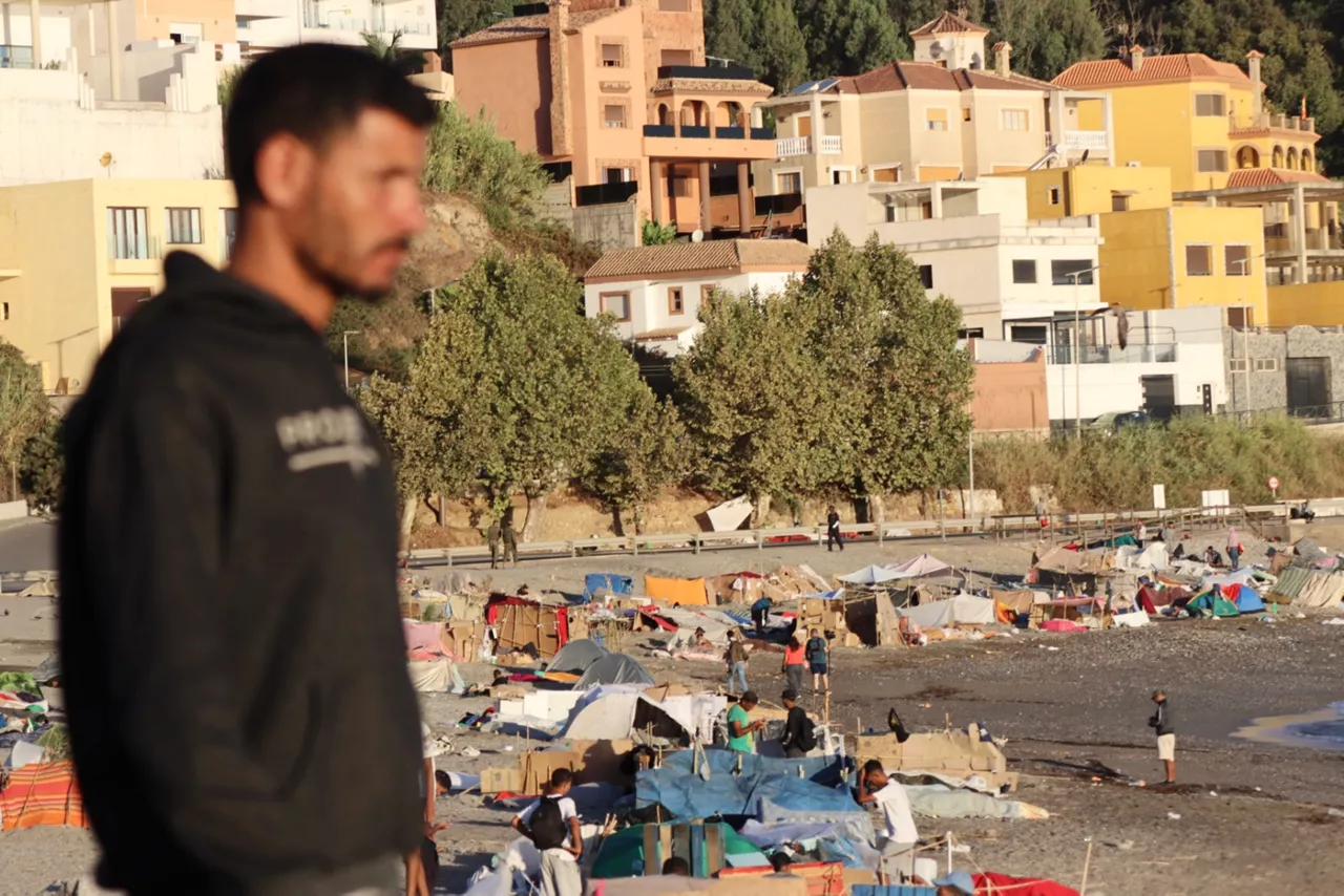 CEUTA, 27/08/2026.- Vista de la playa de El Trampolín de Ceuta este jueves. La Policía y la Guardia Civil han detenido a doce migrantes por apedrear un vehículo con cuatro militares en una noche de disturbios en Ceuta en la que las fuerzas de seguridad han tenido que disparar salvas al aire para contener a los ceutís que querían atacar a migrantes en las playas del Trampolín y Benítez. EFE/ Reduan
