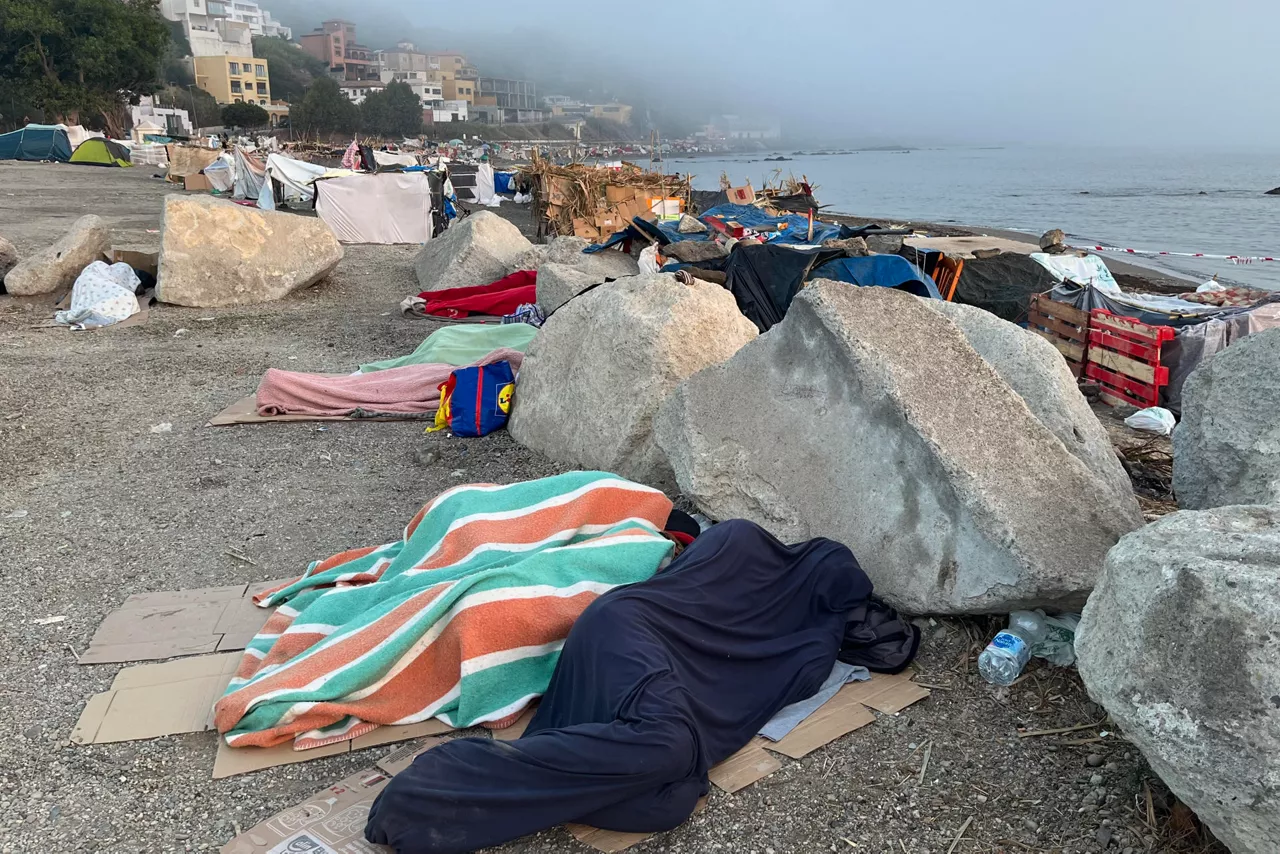 CEUTA, 31/08/2026.- Así amanece este lunes en la playa del Trampolín de Ceuta. El Gobierno local de Ceuta y otros colectivos y organizaciones siguen reclamando la expulsión de los miles de migrantes que permanecen todavía en el territorio un mes después de la entrada de más de 70.000 personas a través de la frontera con Marruecos. EFE/Reduan
