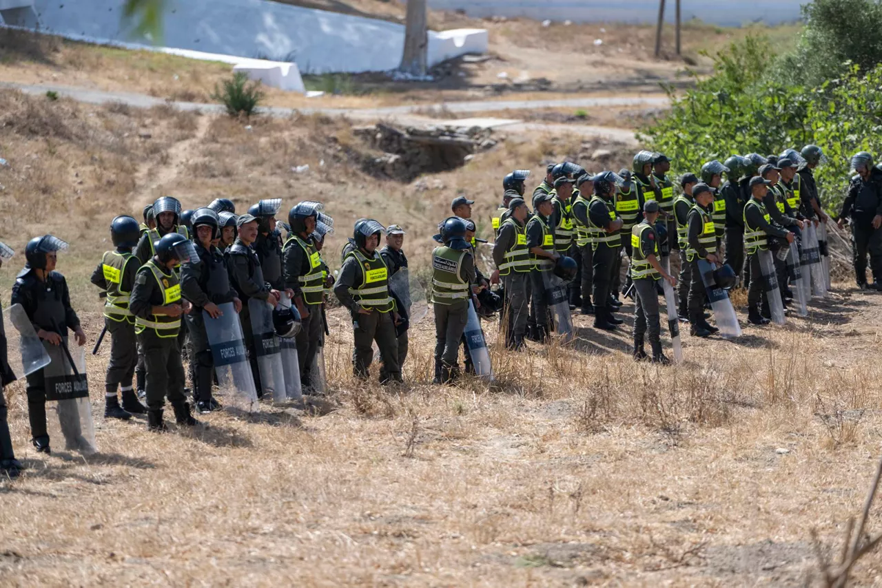 Castillejos (Morocco), 15/08/2026.- Moroccan security forces monitor as they thwart attempts by hundreds of sub-Saharan African and Sudanese migrants who have gathered to enter the Spanish city of Ceuta in Fnideq (Castillejos), Morocco, 15 August 2026. Moroccan security sources report that the incident took place in a mountainous area on the outskirts of Castillejos, southwest of Ceuta. (Marruecos, España) EFE/EPA/JALAL MORCHIDI
