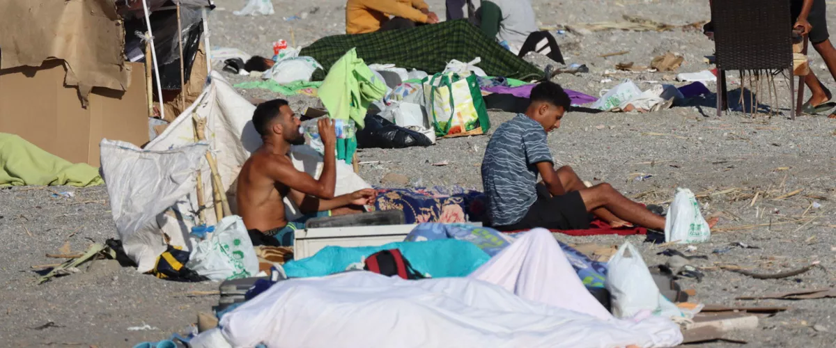 FOTODELDÍA GRAF3107. CEUTA (ESPAÑA), 22/08/2026.- Varios migrantes permanecen acampados este sábado, en la playa El Trampolín de Ceuta (España). Varios migrantes regresaron a pesar de que agentes españoles volvieron a desalojar ayer a los más de mil migrantes que se encontraban en la playa. EFE/ Reduan
