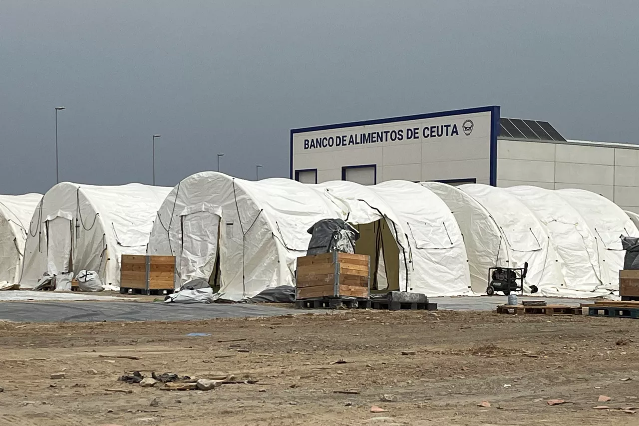 CEUTA, 05/09/2026.-El Gobierno ha comenzado este sábado a acondicionar una explanada en el Muelle de Poniente de Ceuta para la instalación de tiendas de campaña y poder albergar migrantes pese a la oposición de los vecinos, de la Autoridad Portuaria y de la Confederación de Empresarios. Según ha podido comprobar EFE, los trabajos se han puesto en marcha en la mañana de este sábado para acondicionar este lugar donde se pretende trasladar a los miles de personas que están acampadas en la playa del Trampolín o en el entorno de Loma Colmenar. Las carpas que el Gobierno instalará en estos terrenos portuarios está previsto que puedan albergar a cerca de un millar de migrantes.-EFE/ Reduan
