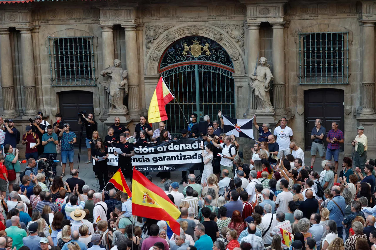 GRAFCAV8015. PAMPLONA, 02/09/2026.- Cientos de personas se han concentrado este miércoles en distintos municipios de Navarra para mostrar su "solidaridad" con Ceuta, tras la llegada de miles de migrantes, en protestas en las que se han portado banderas españolas y ceutíes. La más multitudinaria ha sido en Pamplona, donde el Ayuntamiento no se había sumado, pero convocados por Movimiento Cívico del Pueblo y secundados por UPN y PP, cientos de ciudadanos han acudido a la Plaza Consistorial, donde un gran despliegue policial los protegía. EFE/Jesús Diges
