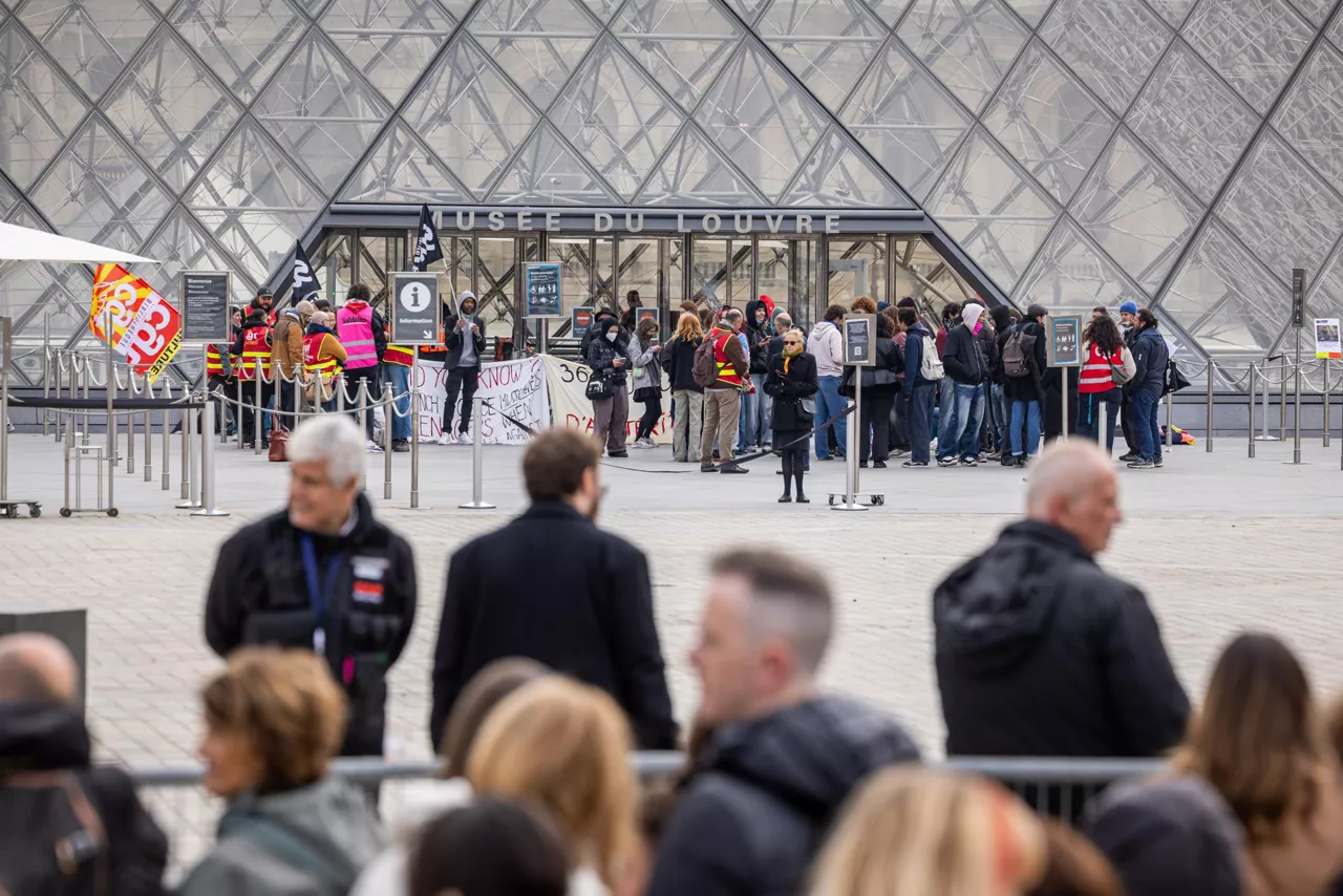 Estudiantes bloquean las entradas del Louvre