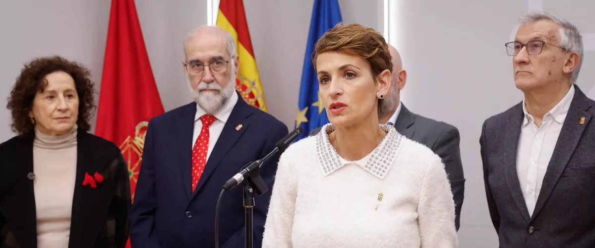 GRAFCAV7975. PAMPLONA, 22/12/2025.- La presidenta del Gobierno de Navarra, María Chivite (c), durante su intervención en el tradicional brindis navideño con los medios de comunicación, en el que ha pedido unión "para combatir la desinformación como una de las grandes amenazas de nuestra democracia". EFE/Villar López
